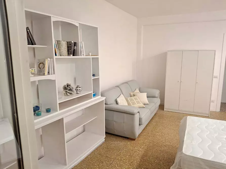 Immagine 1 di Camera in affitto  in Via Ivrea a Roma