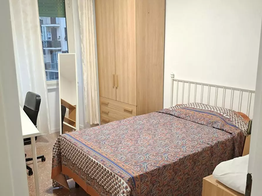 Immagine 8 di Camera in affitto  in Via Ivrea a Roma