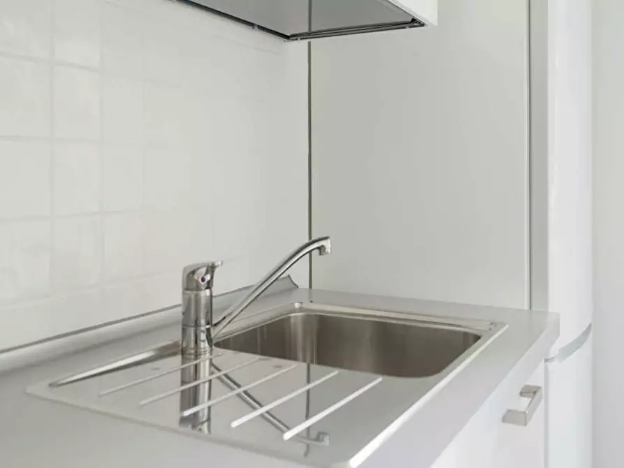 Immagine 10 di Camera in affitto  in Via Legnano a Torino