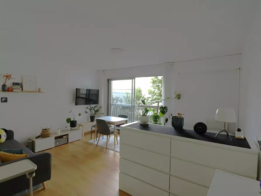 Immagine 1 di Appartamento in affitto  in Rue Jules César a Paris
