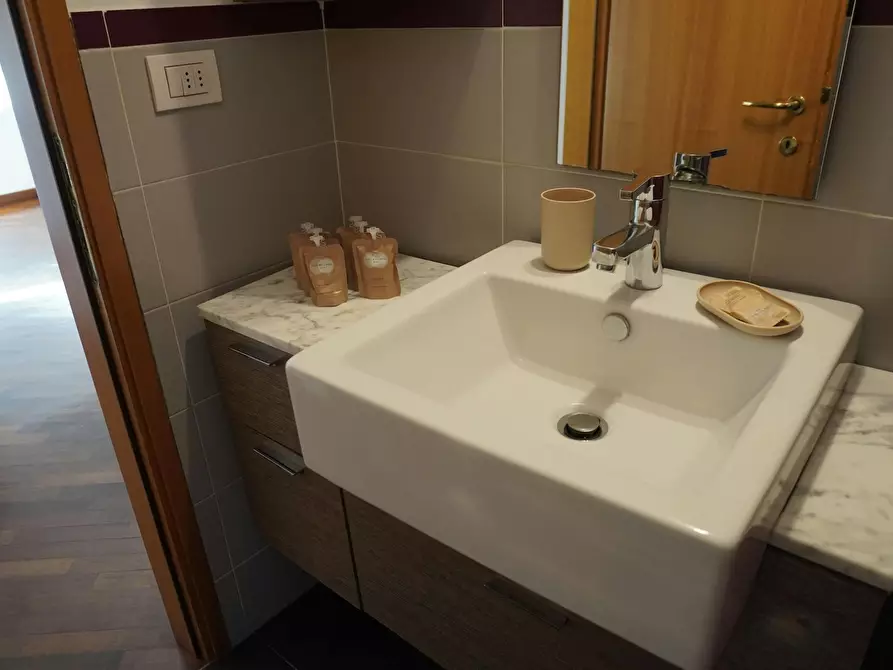 Immagine 5 di Appartamento in affitto  in Via Tavazzano a Milano