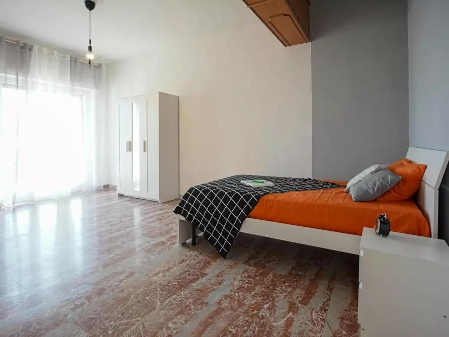 Immagine 1 di Camera in affitto  in Via Pietro Castellino a Napoli