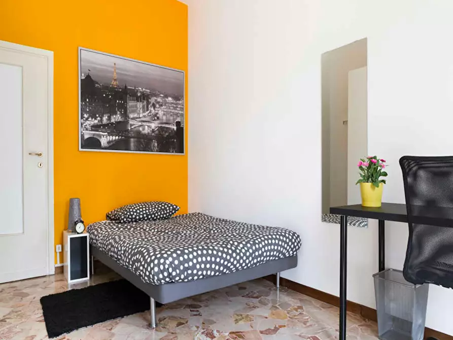 Immagine 2 di Camera in affitto  in Viale Coni Zugna a Milano