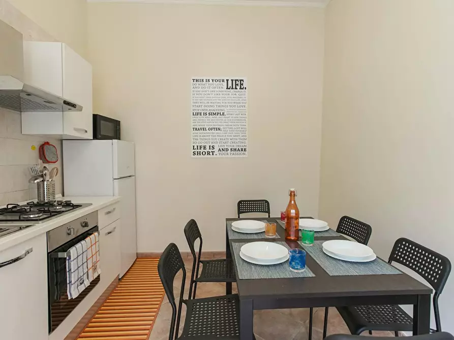 Immagine 10 di Camera in affitto  in Via Pignasecca a Napoli