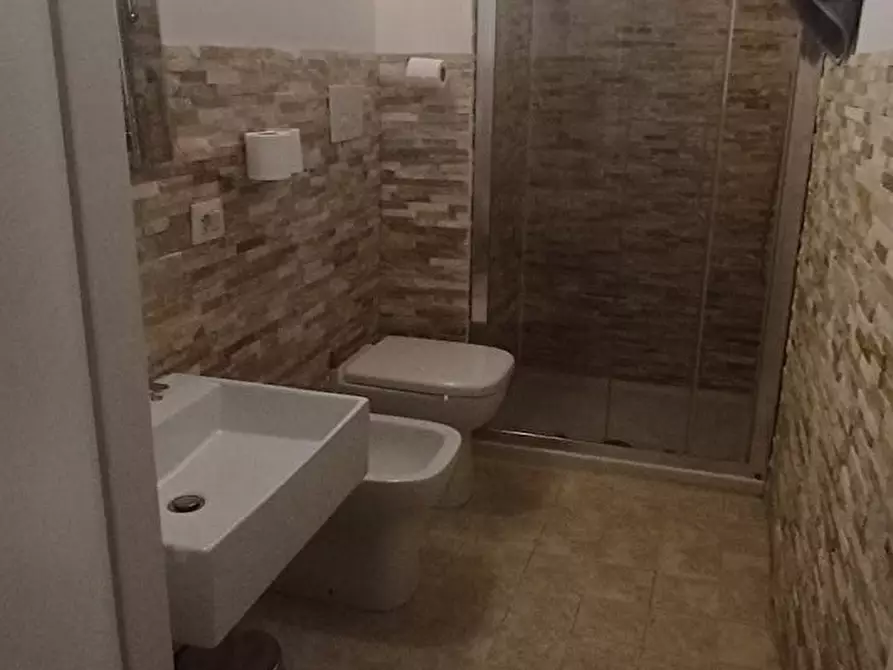 Immagine 10 di Camera in affitto  in Via Costituzione a Cagliari