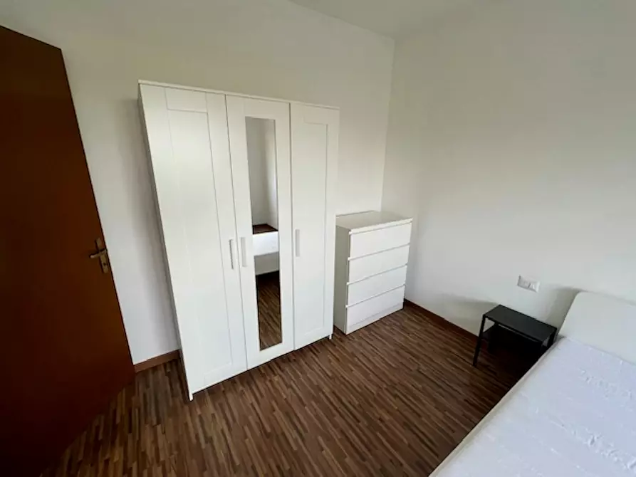 Immagine 2 di Camera in affitto  in Via Adamello a Vedano Al Lambro