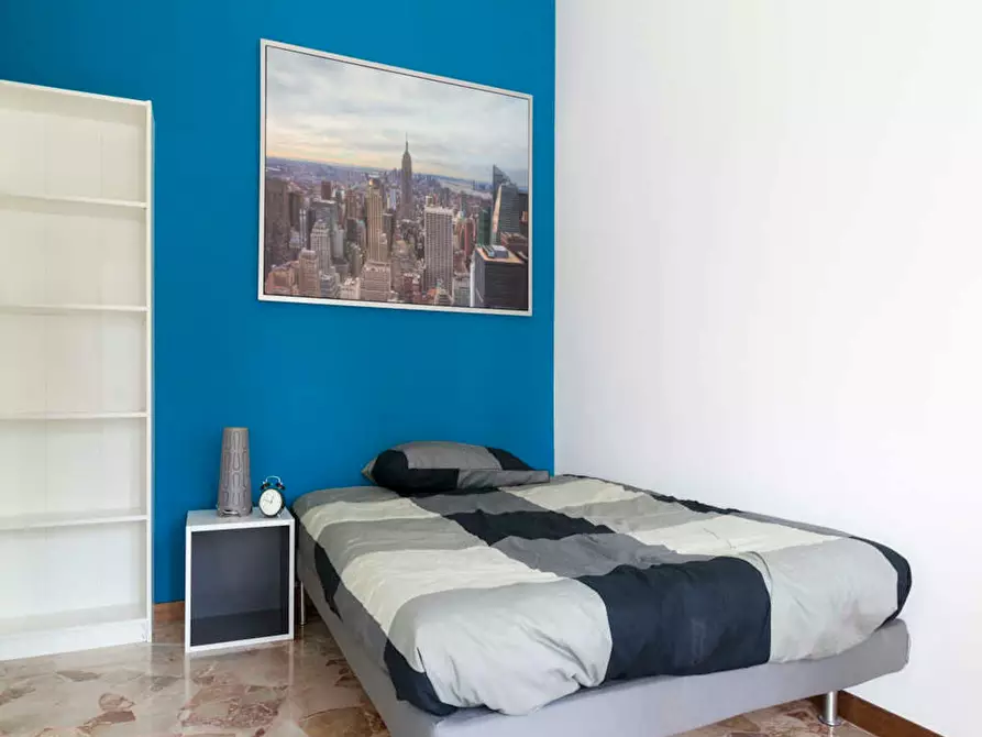 Immagine 2 di Camera in affitto  in Viale Coni Zugna a Milano