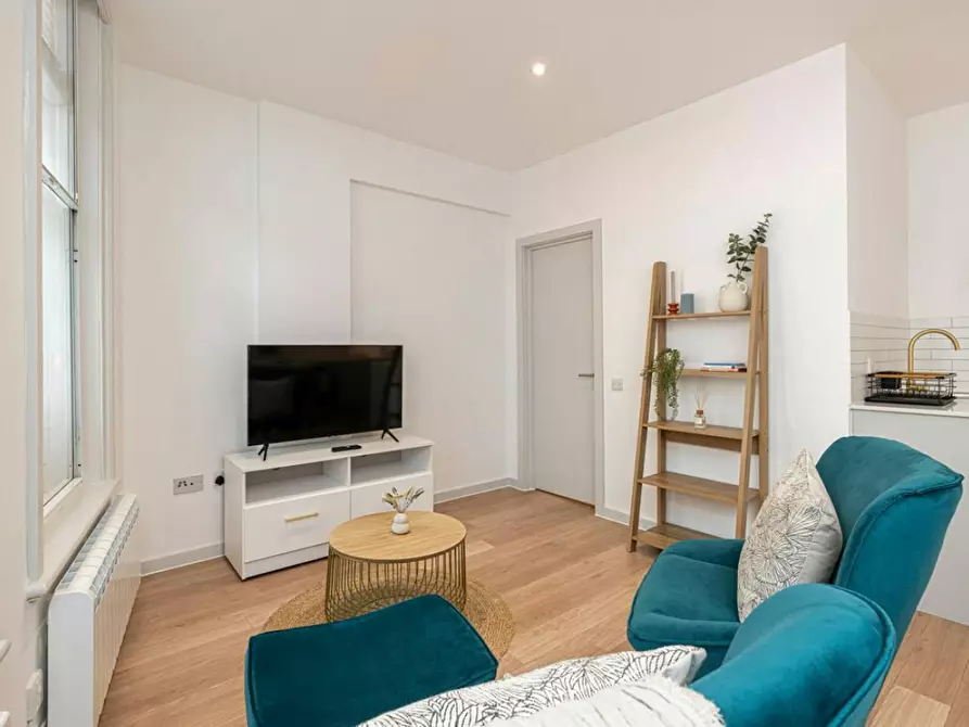 Immagine 3 di Appartamento in affitto  in Irving Street a Camden Town