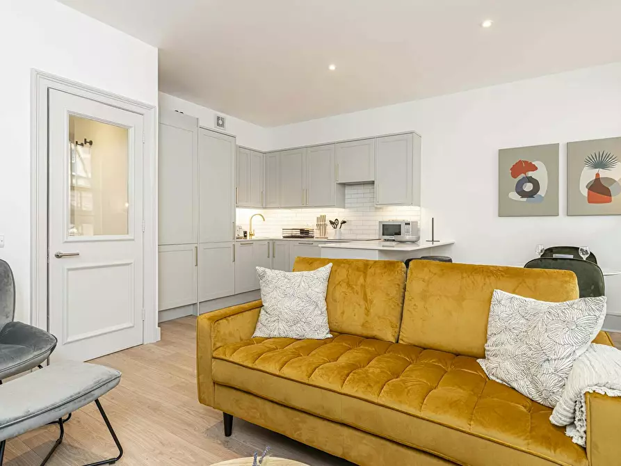 Immagine 1 di Appartamento in affitto  in Irving Street a Camden Town