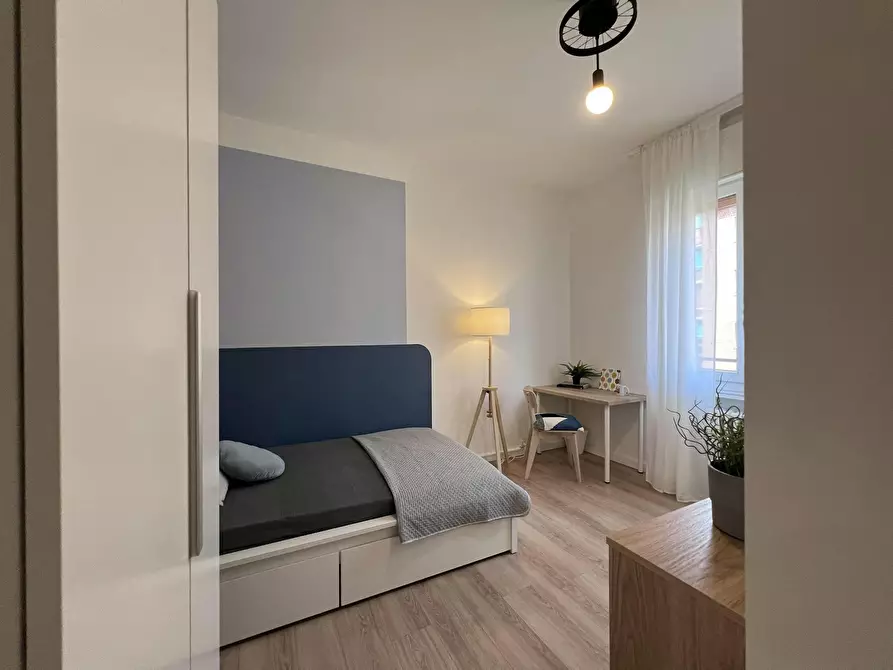 Immagine 10 di Camera in affitto  in Via Leandro Alberti a Bologna