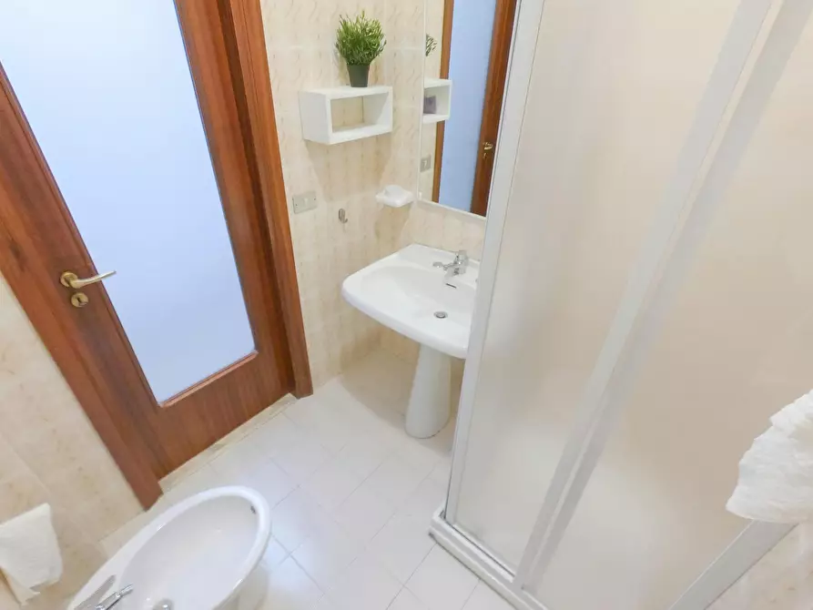 Immagine 8 di Camera in affitto  in Via Giulio Petroni a Bari