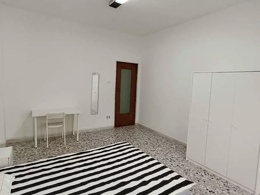 Immagine 2 di Camera in affitto  in Piazza G. Garibaldi a Bari