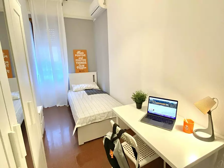 Immagine 2 di Camera in affitto  in Via Prospero Petroni a Bari