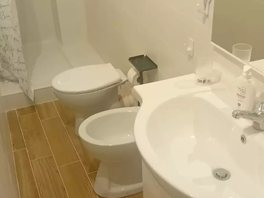 Immagine 10 di Camera in affitto  in Viale Regina Margherita a Roma