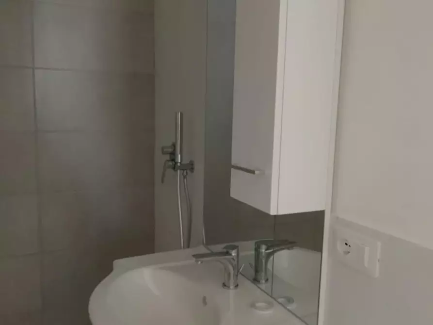 Immagine 8 di Camera in affitto  in Via Benadir a Roma