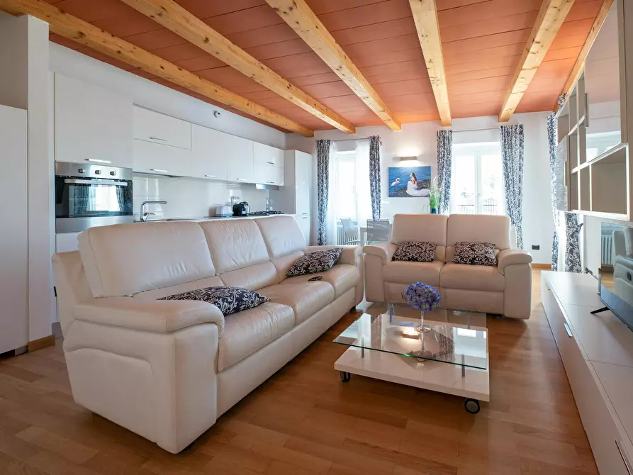 Immagine 1 di Appartamento in affitto  in Via Roma a Laveno-Mombello