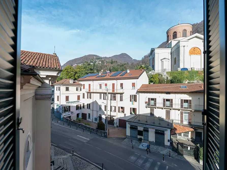 Immagine 10 di Appartamento in affitto  in Via Roma a Laveno-Mombello