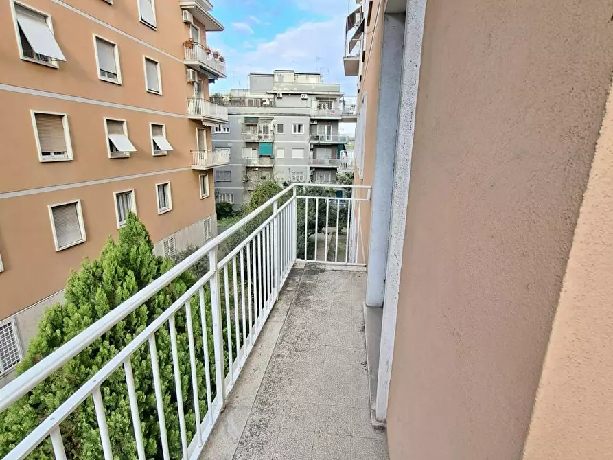Immagine 4 di Camera in affitto  in Via Apuania a Roma