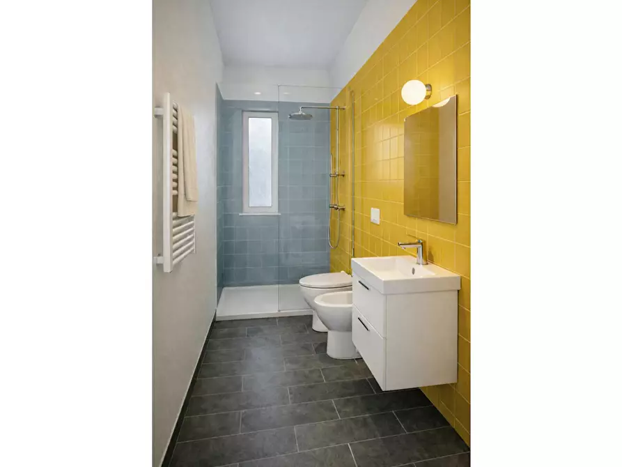 Immagine 2 di Camera condivisa in affitto  in Via Francesco Crispi a Trieste