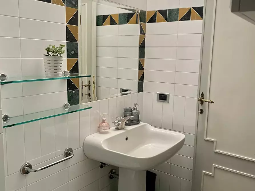 Immagine 9 di Camera in affitto  in Via Gustavo Modena a Firenze