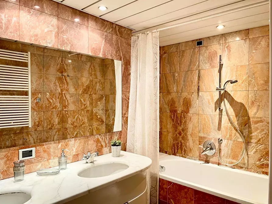 Immagine 9 di Camera in affitto  in Via Gustavo Modena a Firenze