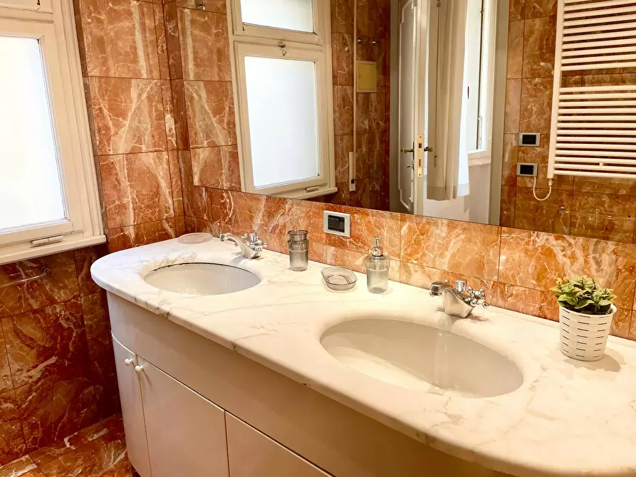 Immagine 10 di Camera in affitto  in Via Gustavo Modena a Firenze