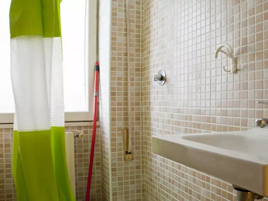 Immagine 10 di Camera in affitto  in Via Lero a Roma