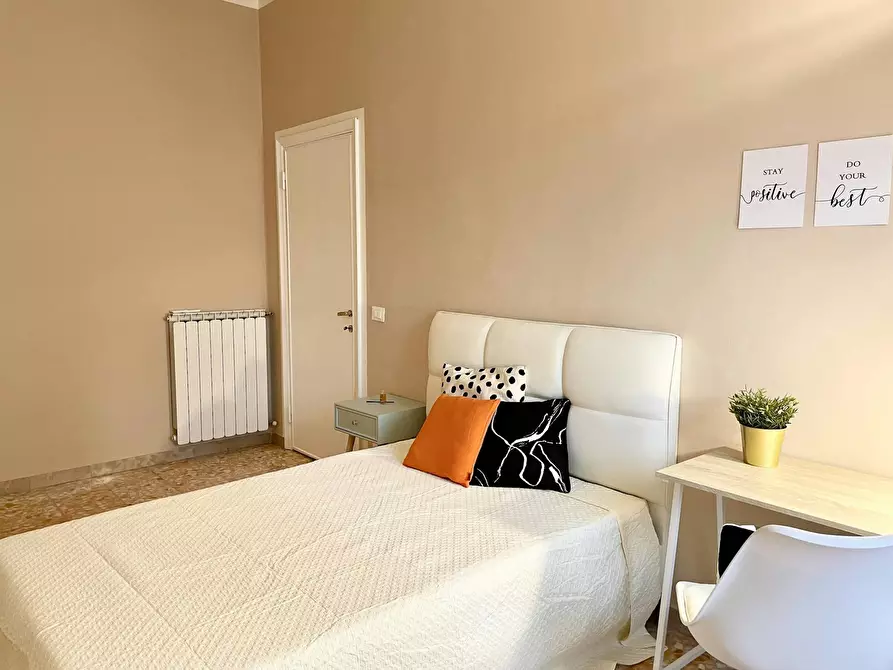 Immagine 2 di Camera in affitto  in Lungarno Amerigo Vespucci a Firenze