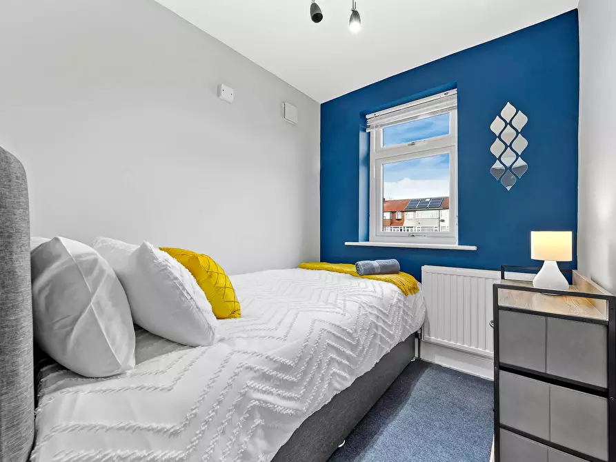 Immagine 4 di Casa indipendente in affitto  in Mollison Way a Barnet