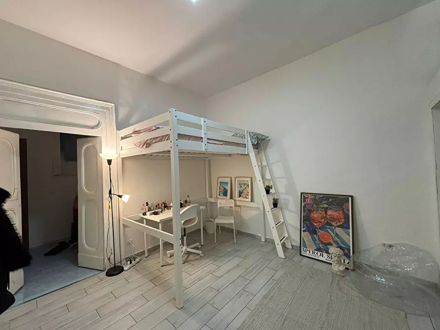 Immagine 1 di Camera in affitto  in Via dei Tribunali a Napoli