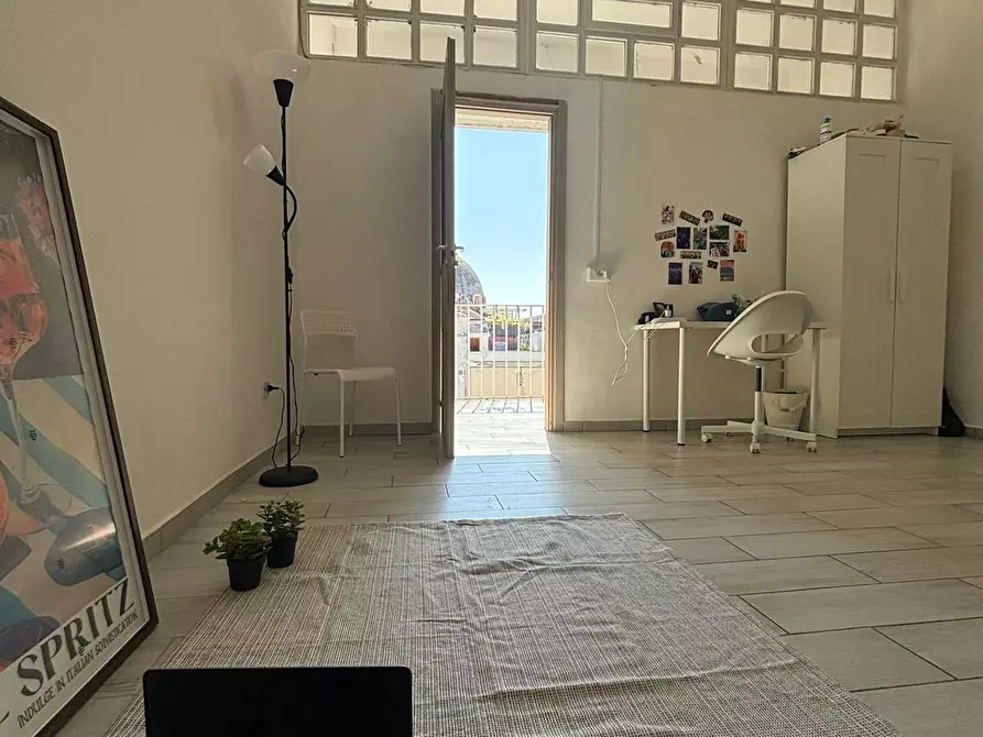 Immagine 2 di Camera in affitto  in Via dei Tribunali a Napoli