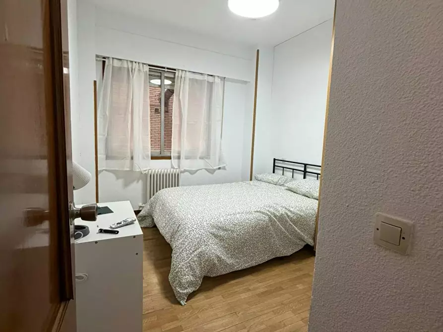 Immagine 1 di Camera in affitto  in Calle de la Infanta Mercedes a Madrid