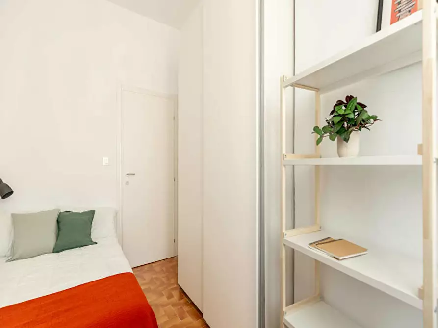 Immagine 6 di Camera in affitto  in Via Luigi Scrosati a Milano