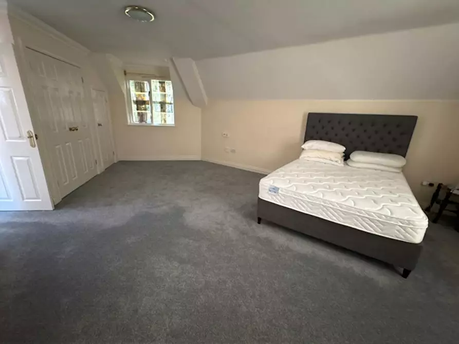 Immagine 1 di Camera in affitto  in Tithe Close a Virginia Water