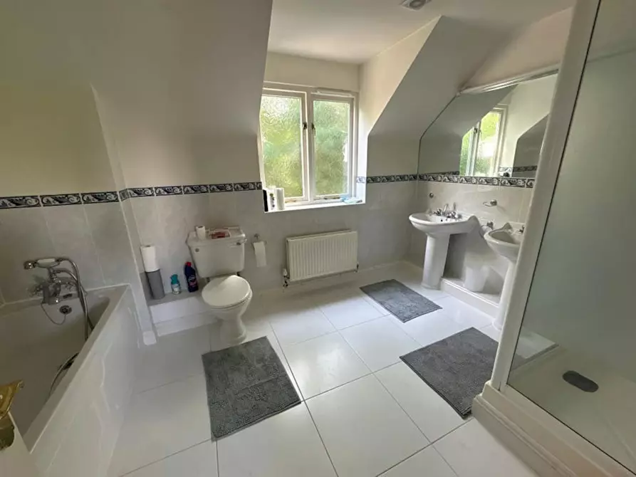Immagine 3 di Camera in affitto  in Tithe Close a Virginia Water