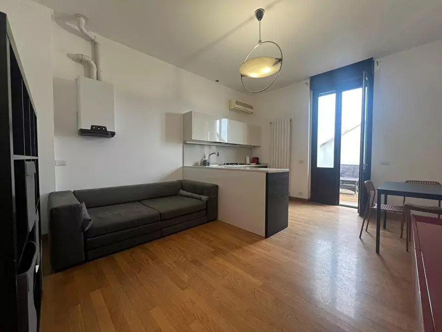 Immagine 1 di Casa indipendente in affitto  in Via Luigi Settembrini a Milano