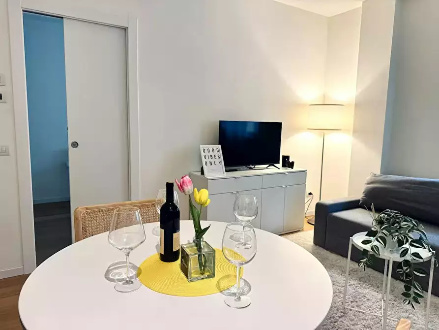 Immagine 1 di Appartamento in affitto  in Via Giulio Belinzaghi a Milano