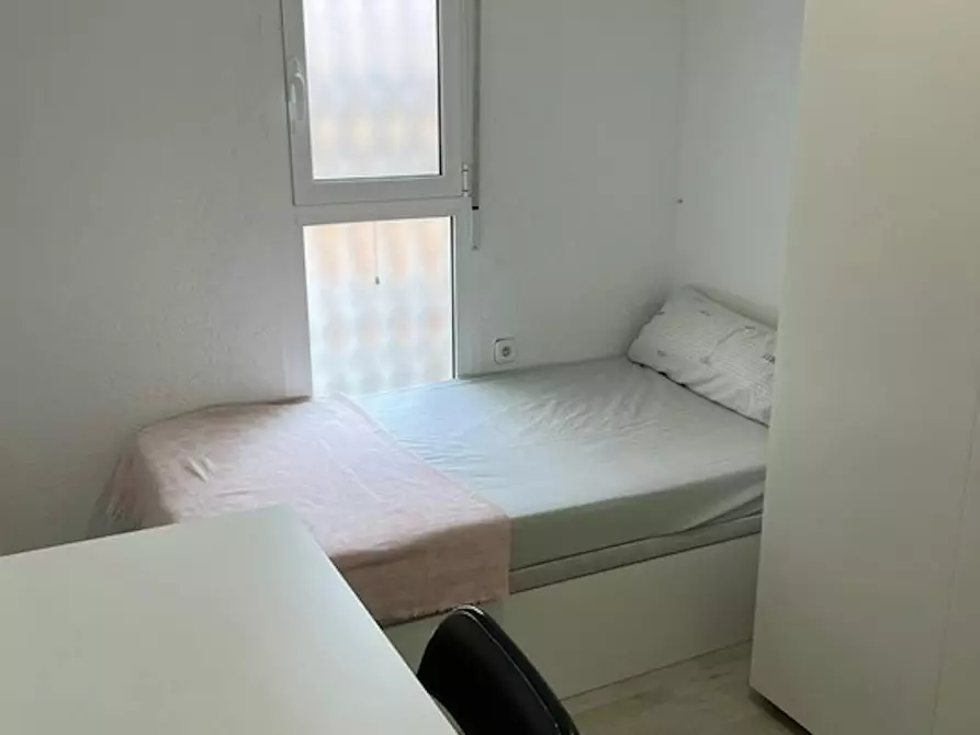 Immagine 3 di Camera in affitto  in Carrer de la Literatura a Hospitalet De Llobregat, L'