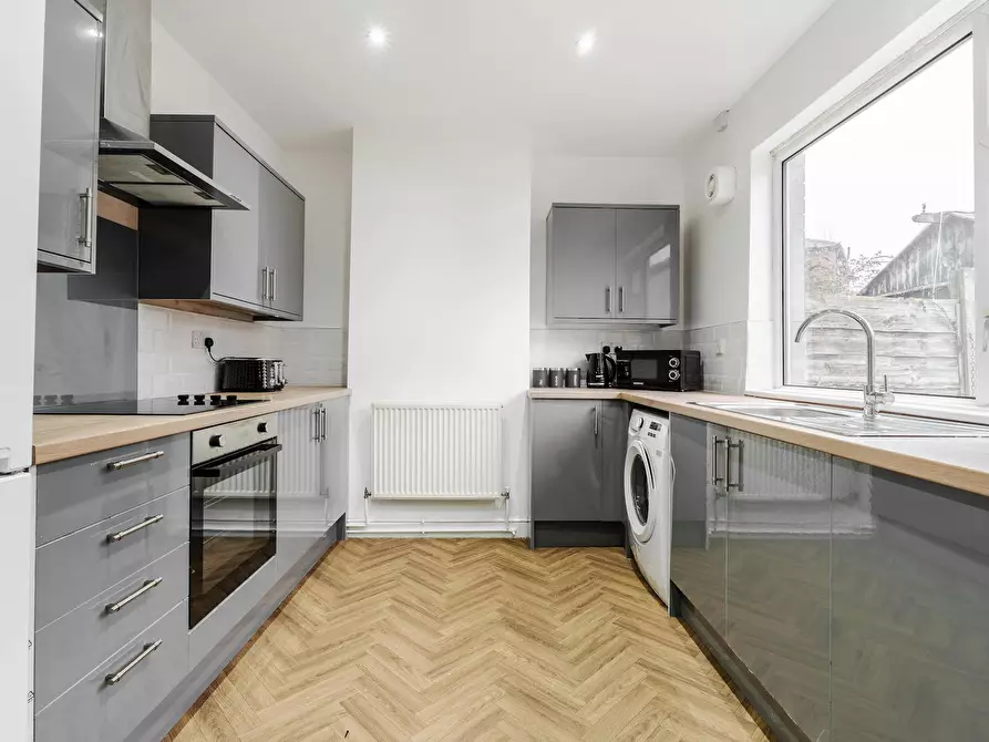 Immagine 4 di Casa indipendente in affitto  in MacDonald Avenue a 