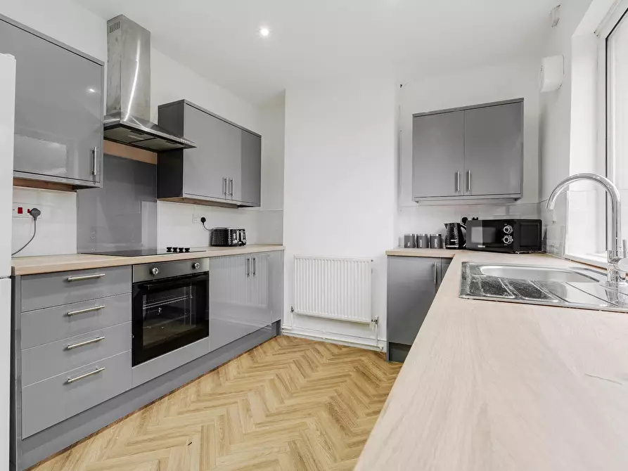 Immagine 5 di Casa indipendente in affitto  in MacDonald Avenue a 