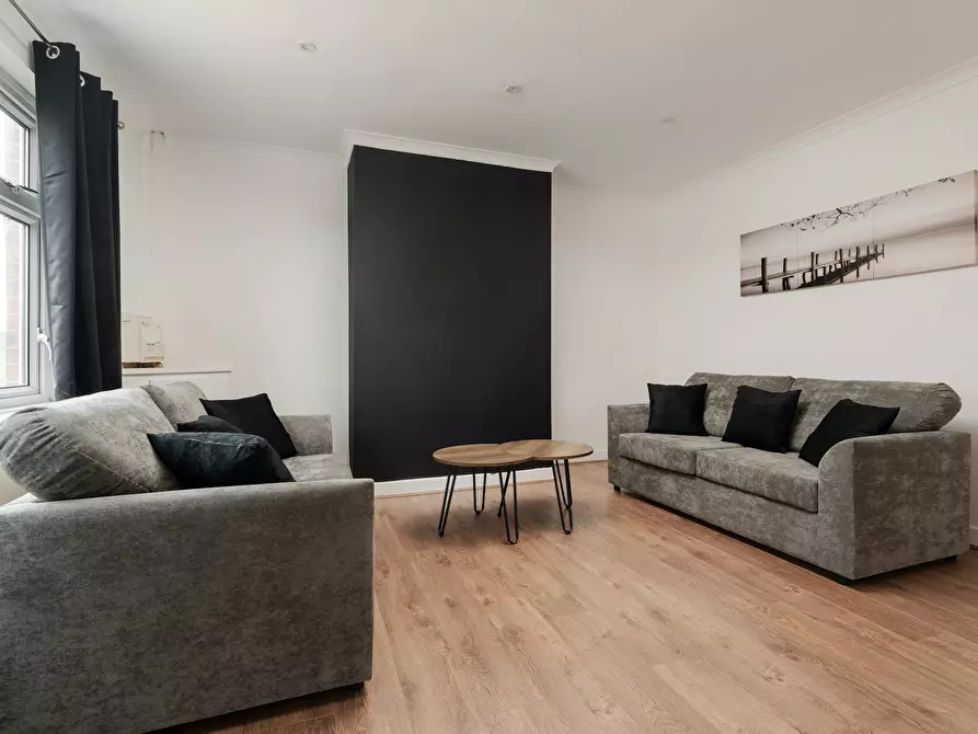 Immagine 1 di Casa indipendente in affitto  in MacDonald Avenue a 