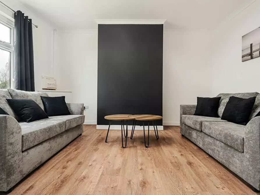 Immagine 2 di Casa indipendente in affitto  in MacDonald Avenue a 
