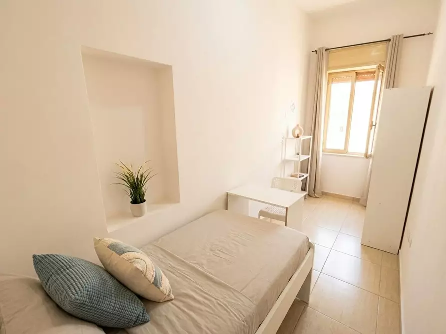 Immagine 3 di Camera in affitto  in Vico Tinellari a Napoli
