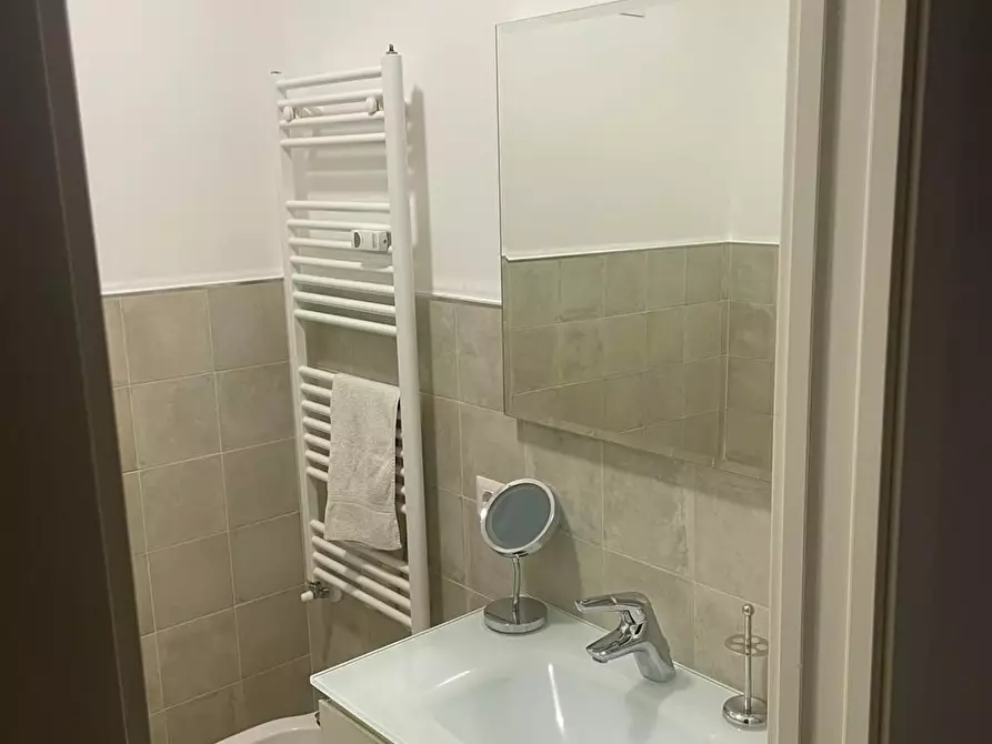 Immagine 10 di Camera in affitto  in Via Trieste a Milano