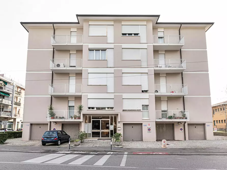 Immagine 8 di Camera in affitto  in Via Tre Garofani a Padova