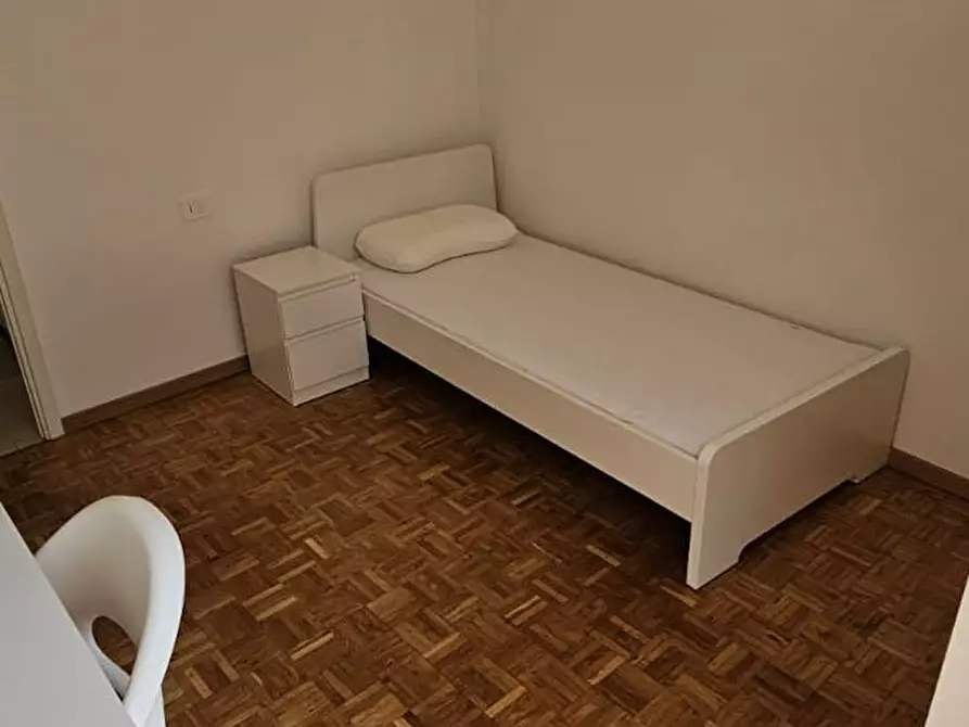 Immagine 8 di Camera in affitto  in Via Sulmona a Milano