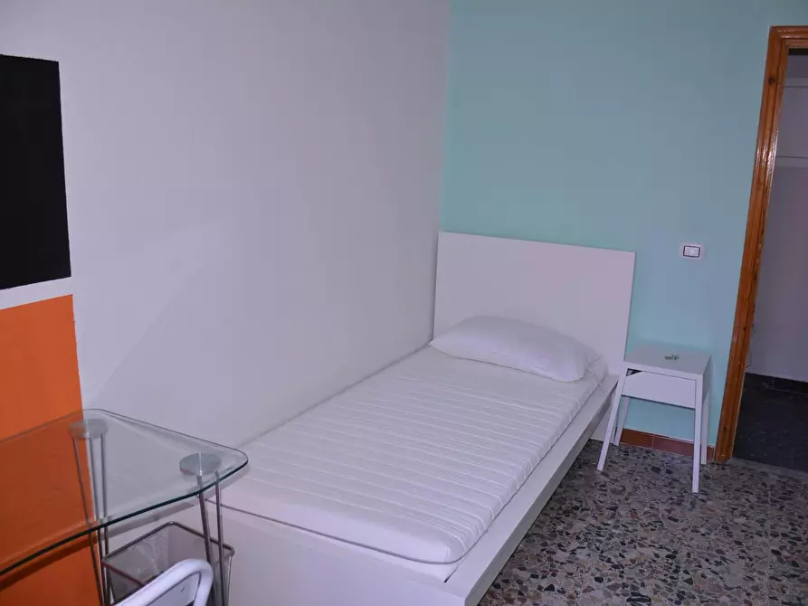 Immagine 2 di Camera in affitto  in Via Lombardia a Cagliari