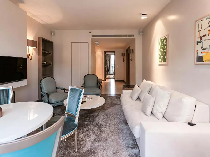 Immagine 4 di Appartamento in affitto  in Avenue Montaigne a Paris 08