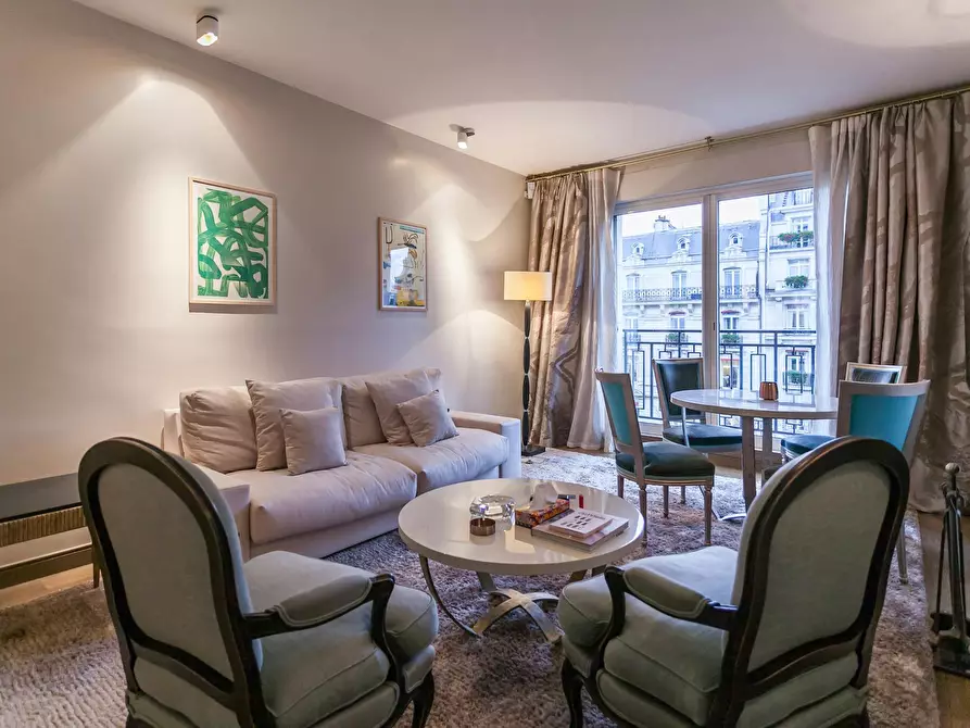Immagine 1 di Appartamento in affitto  in Avenue Montaigne a Paris 08