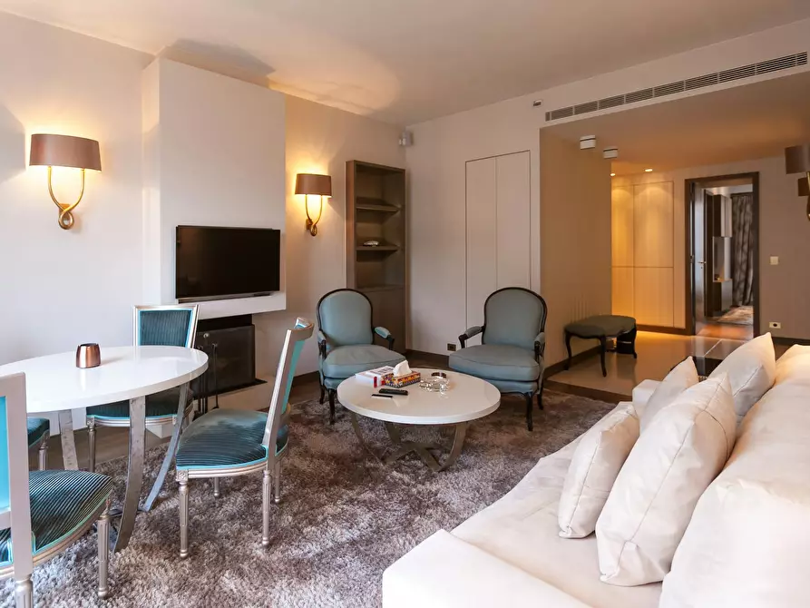 Immagine 5 di Appartamento in affitto  in Avenue Montaigne a Paris 08